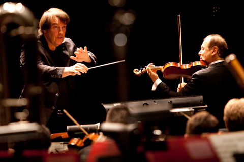 David Newman conducts the American Youth Symphony with soloist Alexander Treger in Mendelssohn's Violin Concerto. (Photo by Philip Holahan.)