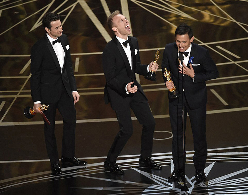 L to R: Justin Hurwitz, Justin Paul and Benj Pasek accept the Oscar for 'City of Stars.'